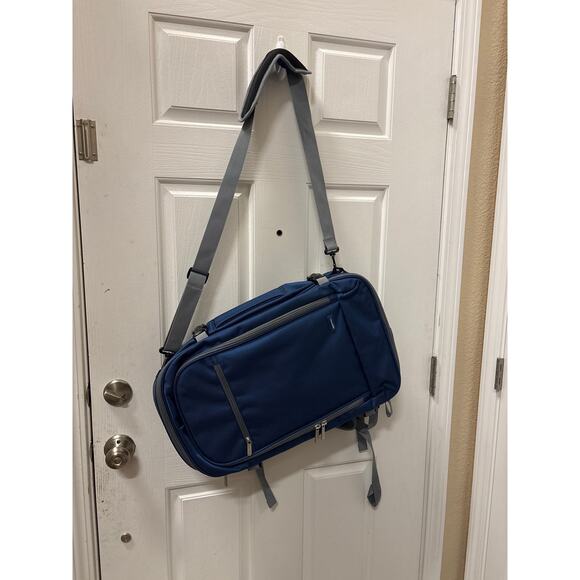 Amazon Basics Convertible Travel Backpack Carry-On Approx. 22x14x9 inches blue - Picture 4 of 14